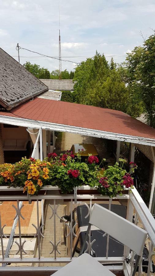 Csalad-Barat Apartman Balatonlelle Exterior photo